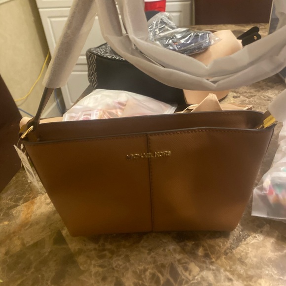 Michael Kors Jet Set Travel Tan Crossbody Tote with Gold Hardware - Picture 5 of 8